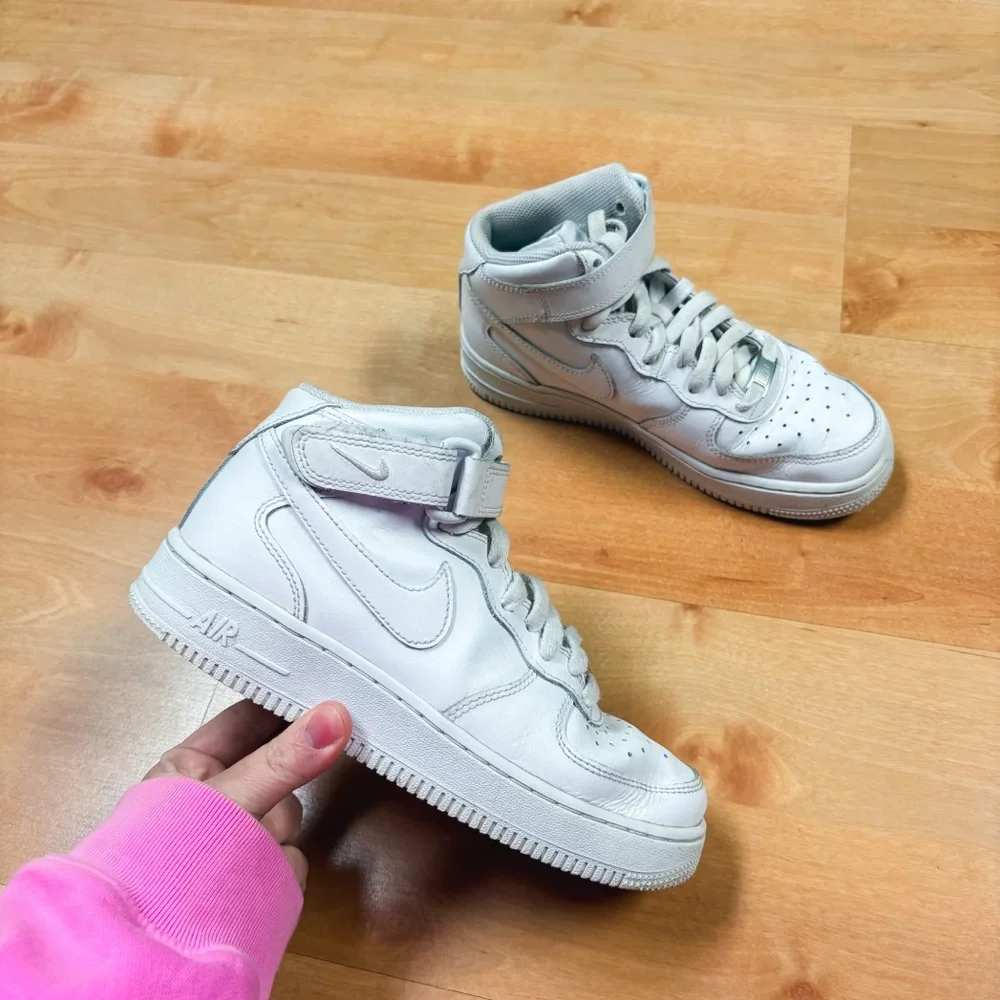 Nike White Air Force 1 Mid Hook & Loop Closure Lace Up Sneakers Kids 4.5